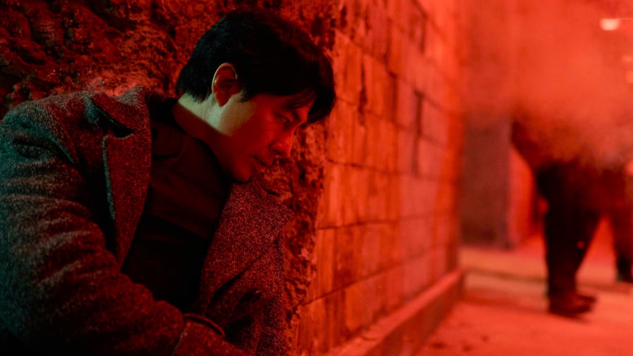 Zo In-sung como o Agente Jo no filme coreano Inteligência Humana da Netflix.