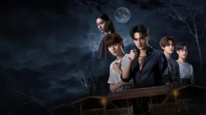 Os atores Napatsakorn Pingmuang e Harit Buayoi no pôster oficial do dorama BL Khemjira Tem que Sobreviver.