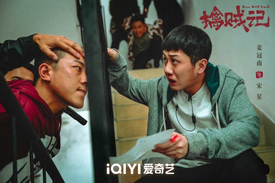 O ator Wang Chuanjun interpretando o mafioso frustrado Zhou Rong no c-drama Nascido com Sorte.