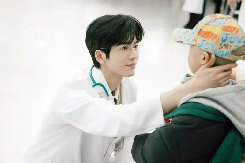 Ator Zhang Linghe caracterizado como médico no dorama moderno The Best Thing.