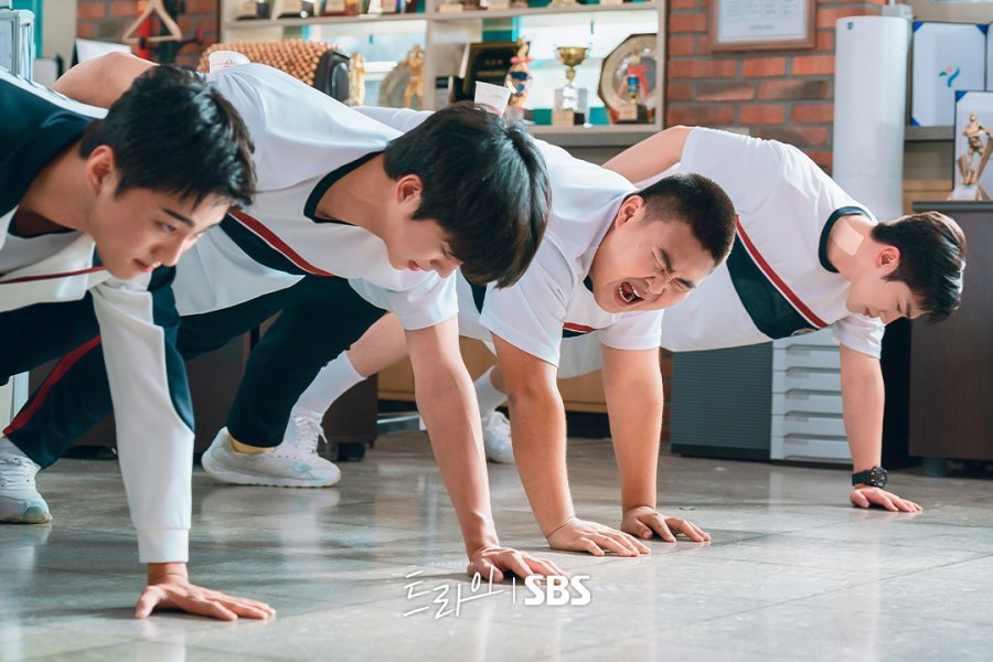  Kang Tae-pung e a sua equipe em treinamento.