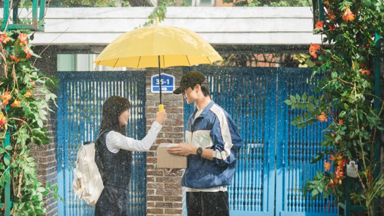 Os protagonistas de Adorável corredora dividindo uma cena sob a chuva.