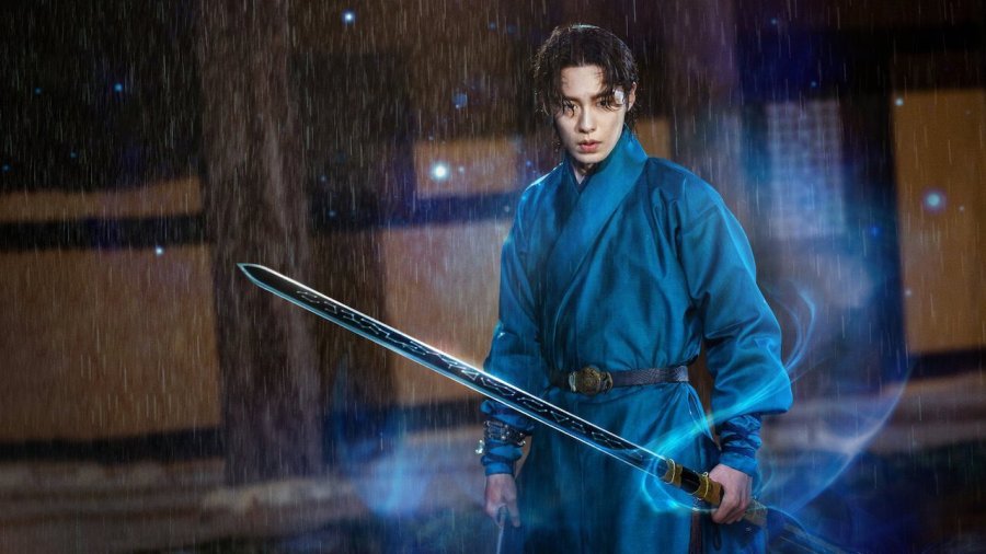 Lee Jae-wook segurando uma espada envolta em chamas azuis.