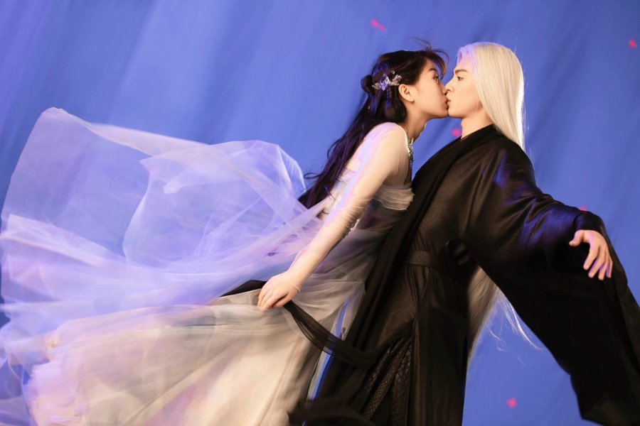 Dylan Wang e Esther Yu em um cenário fantástico cheio de magia visual.