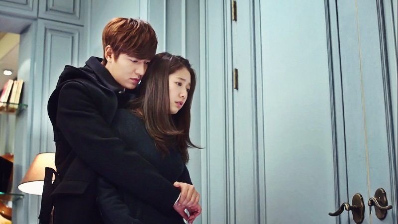 Atores Lee Min-ho e Park Shin-hye em cena romântica na superprodução The Heirs.