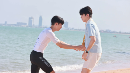 protagonistas de Love Like a Bike em uma cena emocionante