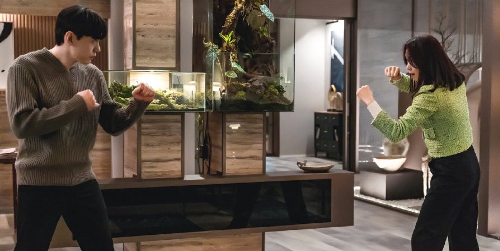Kim Ok-vin e Yoo Teo se encarando de forma desafiadora em Love to Hate You.