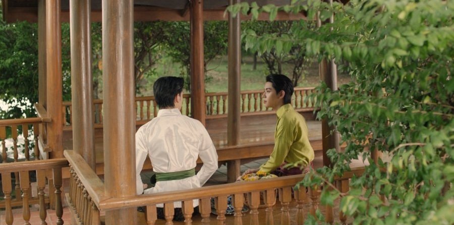 Os protagonistas Nakhun e Phop em cena de tensão no Reino de Ayutthaya.