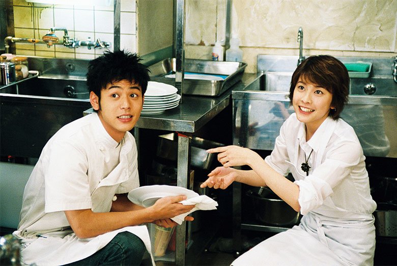 Protagonista Natsumi comendo no restaurante Kitchen Macaroni no j-drama Rainha da Cozinha.