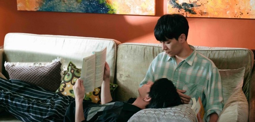 Atores Sam Lin e YU no campus universitário da série taiwanesa We Best Love.