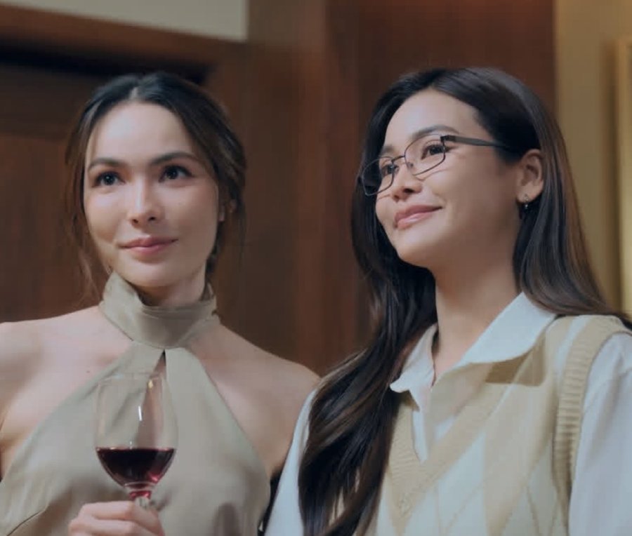 As atrizes Charlotte Austin e Engfa Waraha em cena da série tailandesa.