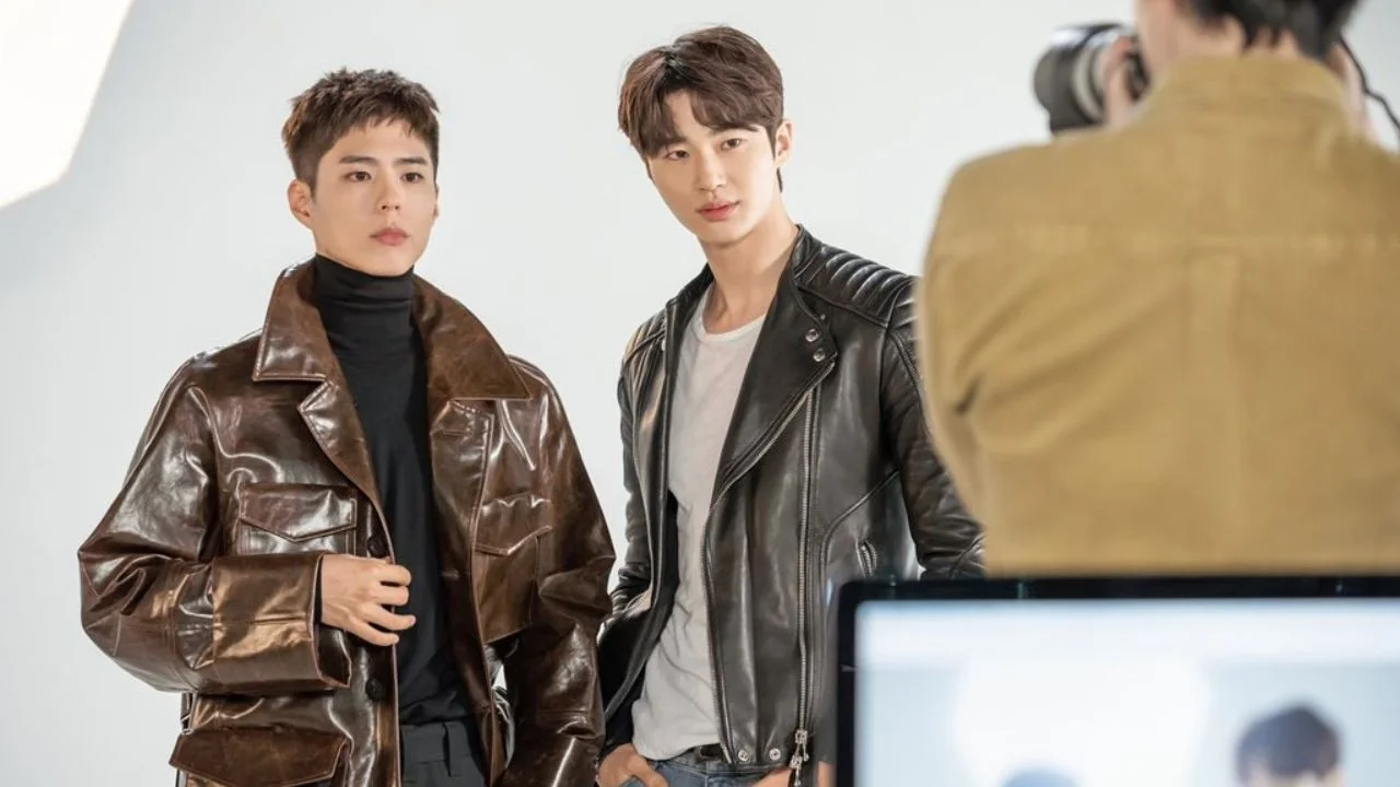 Won Hae-hyo e Sa Hye-jun como modelos profissionais em uma passarela.