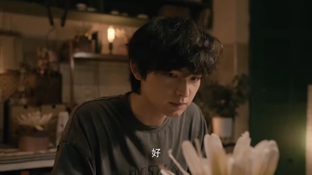 Ator Zhu Zijie em cena do dorama de mistério Resgate de Tempo.