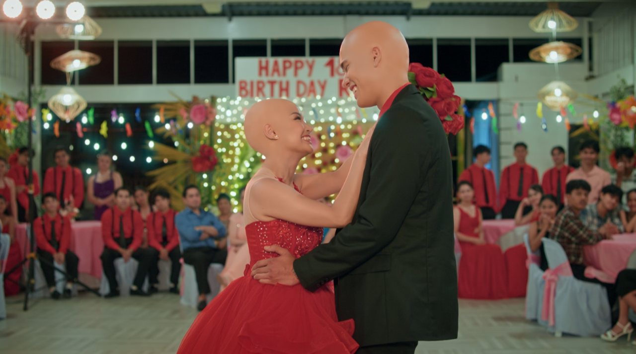 Rose e Jordan dançando no baile de debutante no filme 18 Rosas