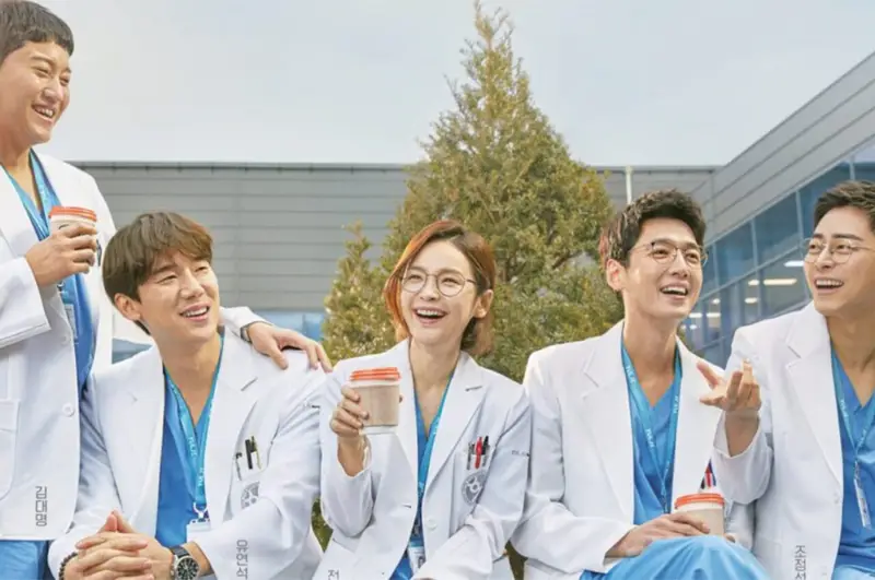 Grupo de cinco médicos conversando nos corredores do hospital em Hospital Playlist