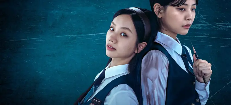 Cena do k-drama GL Friendly Rivalry com as duas estudantes em uma escola de elite.