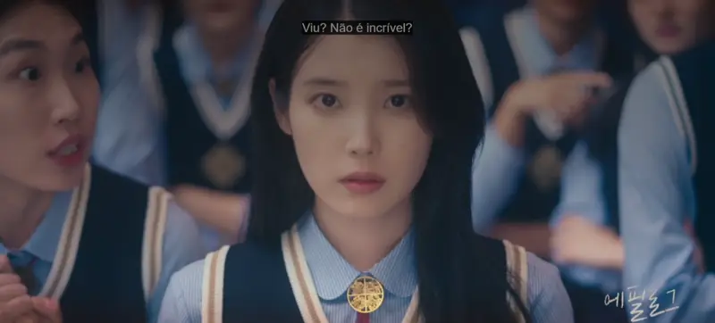 IU caracterizada como Sung Hee-joo, a CEO determinada que propõe um casamento por contrato no dorama A Coroa Perfeita.