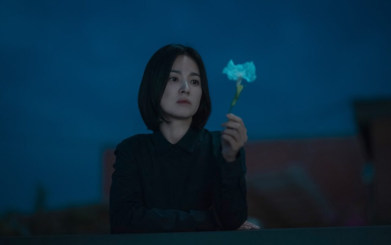 A atriz Song Hye-kyo com expressão fria em cena de A Lição