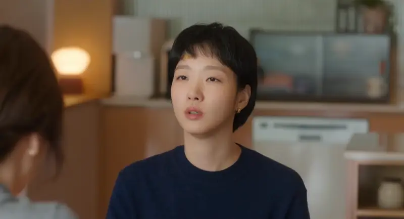 Atriz Kim Go Eun com feição pensativa.