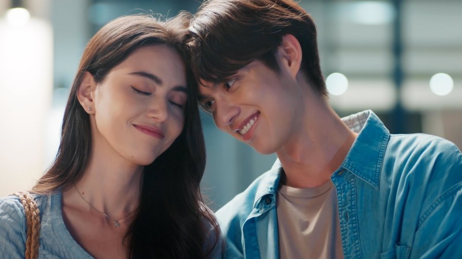 Bright Vachirawit olhando admirado para Davika Hoorne.
