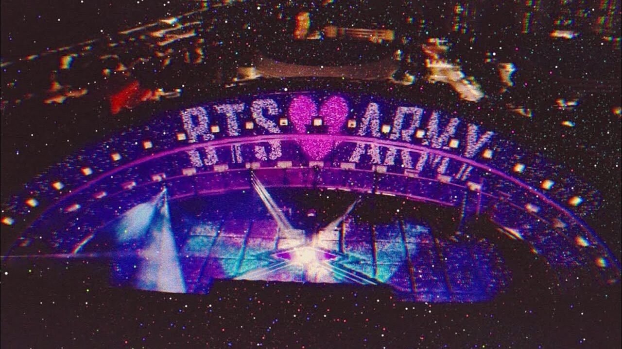 fãs do BTS com lightsticks em show