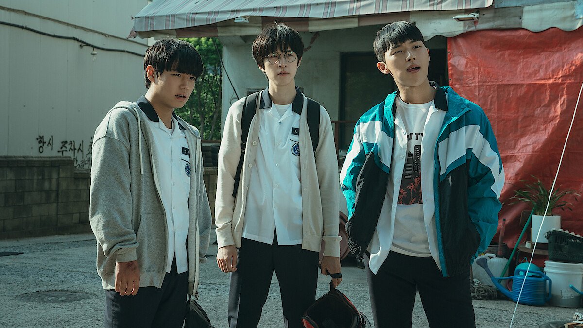 O ator Park Ji-hoon com olhar impiedoso na série Classe dos Heróis Fracos.