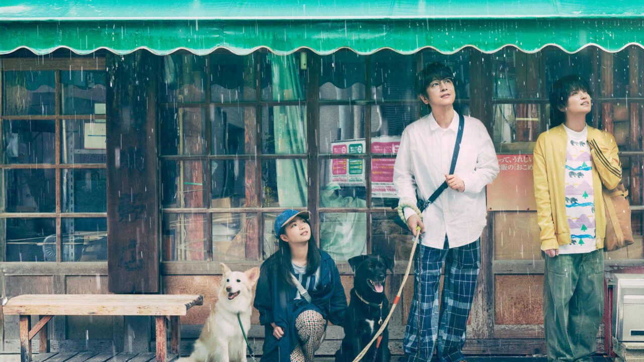 Os protagonistas de Crônicas de um Lar em cena doméstica e afetuosa no dorama japonês.