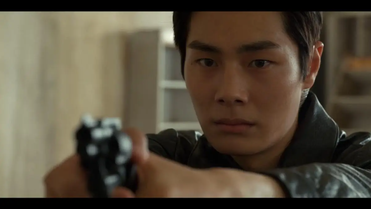 Cha Ji Hyuk como Woo Jeong, usando colete à prova de balas e empunhando uma pistola com firmeza.