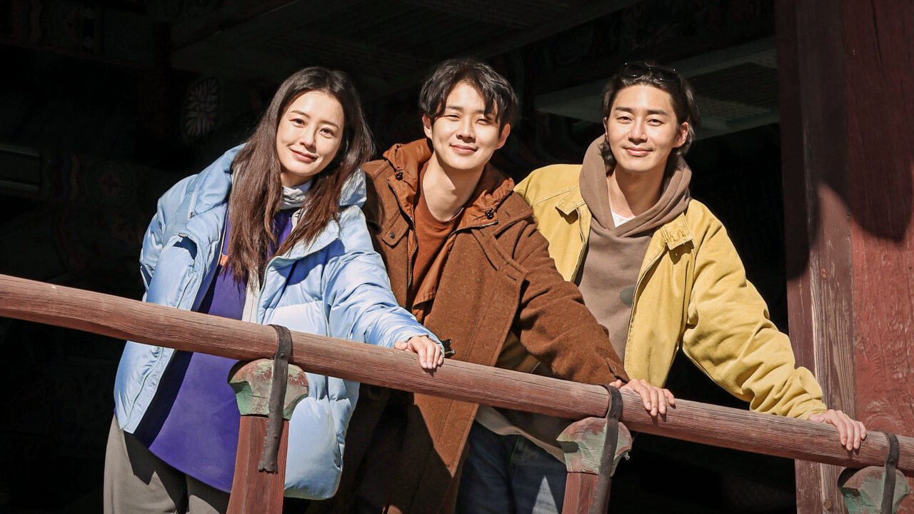 Jung Yu-mi, Park Seo-joon e Choi Woo-shik viajam sem rumo em novo reality — e o resultado é um caos nostálgico