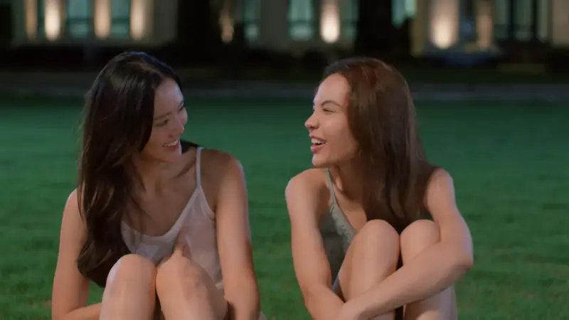 Atrizes Sonya Saranphat e Lookmhee Punyapat no pôster oficial do dorama GL Affair.