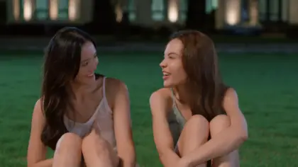 Atrizes Sonya Saranphat e Lookmhee Punyapat no pôster oficial do dorama GL Affair.