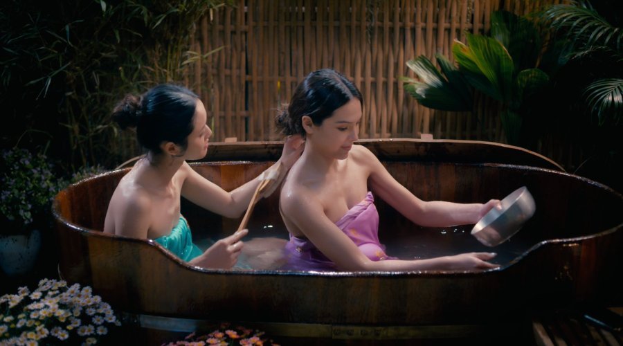 O casal de atrizes Lookmhee Punyapat e Sonya Saranphat no dorama Hometown Romance.