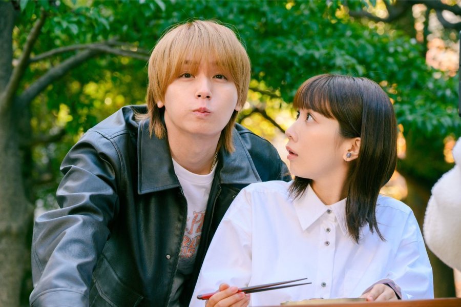 Honoka Matsumoto e Kei Inoo compartilhando o almoço no dorama O Amante de 50 Minutos.