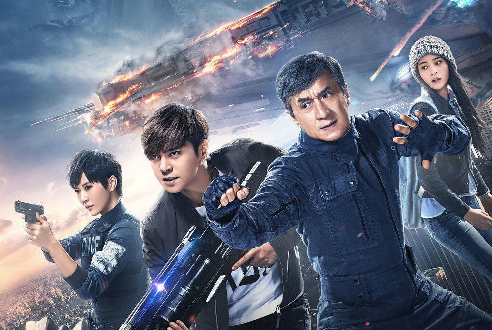 Jackie Chan lutando contra capangas armados em uma cena frenética do filme Inimigo Mortal.