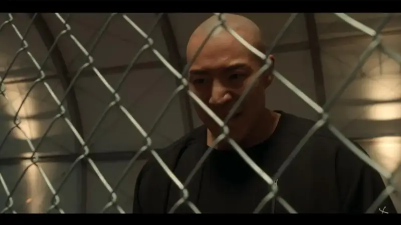 Tae Won Seok como Kang In Beom, com expressão de fúria e grito, avançando para dar um soco.