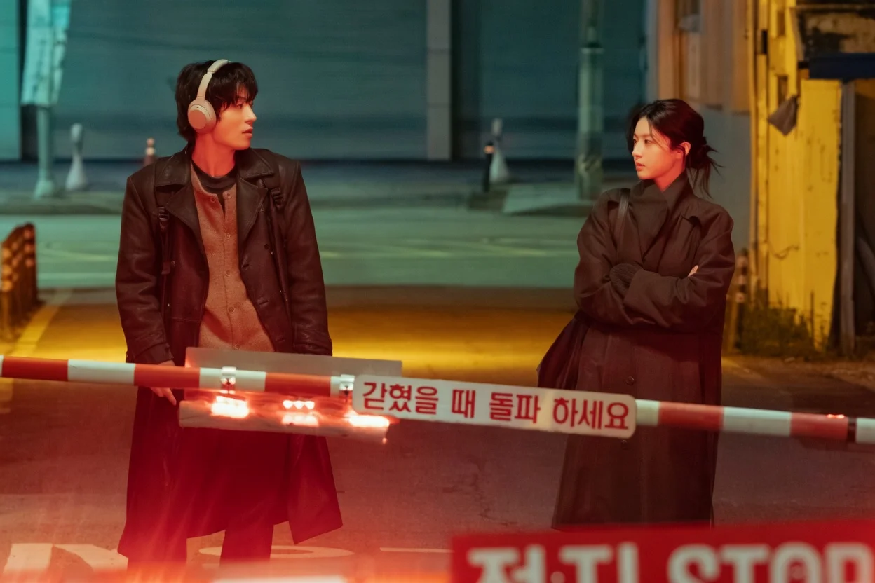 atores Koo Kyo-hwan e Go Youn-jung no pôster do dorama A Gente Tenta da Netflix