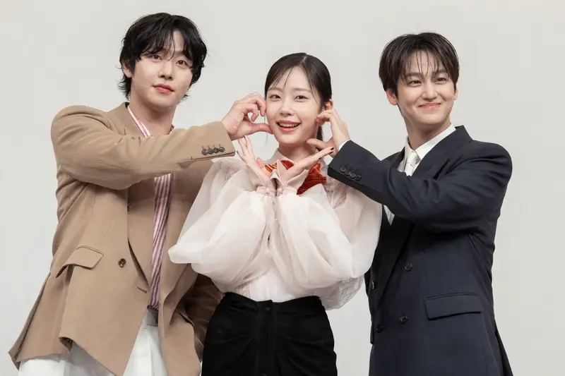 Ahn Hyo-seop e Chae Won-bin no pôster oficial do dorama O Amor Não Está Esgotado.