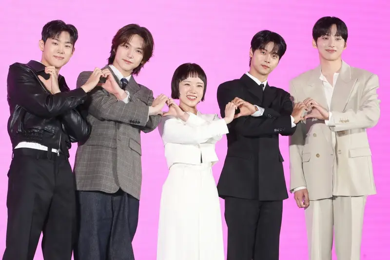  Kim Hyang-gi e Cha Hak-yeon em cena de O Valor Absoluto do Amor.