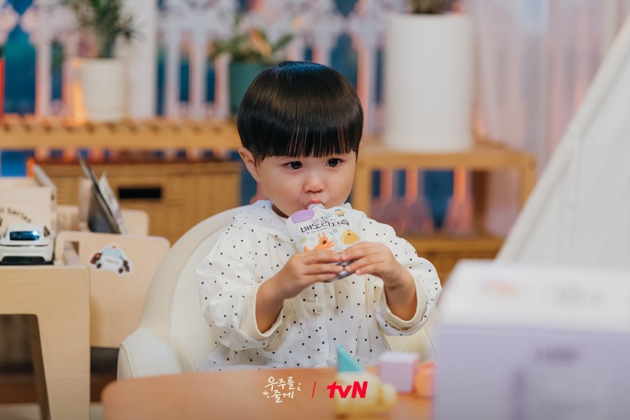 O pequeno Woo-joo em cena adorável de Nosso Universo.