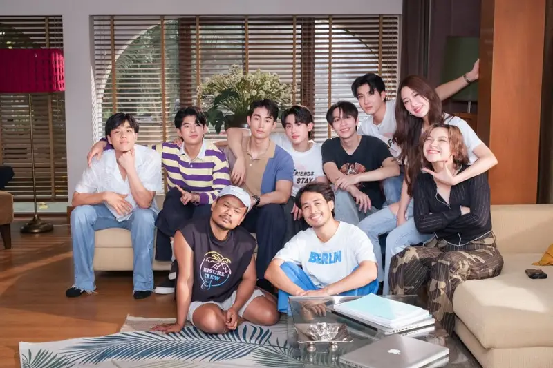 Todo o elenco principal de Only Friends reunido em um sofá de bar, bebendo e com posturas desleixadas.