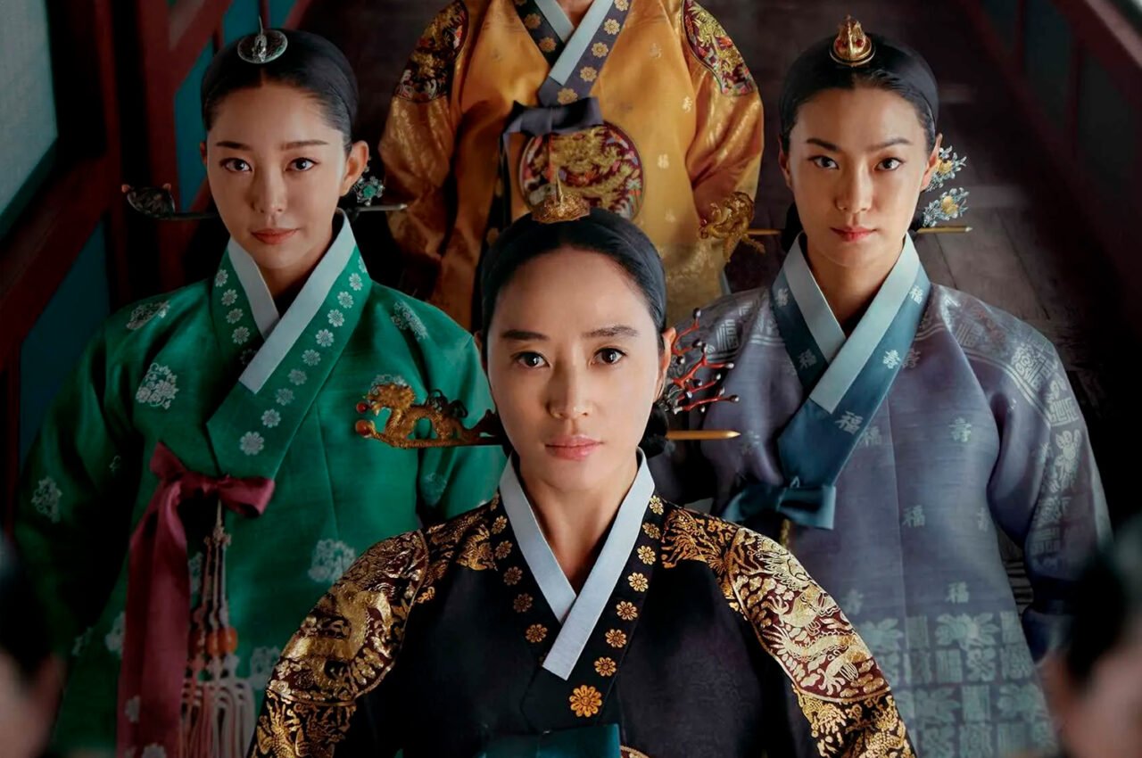 A atriz Kim Hye-soo com olhar fixo usando trajes reais.