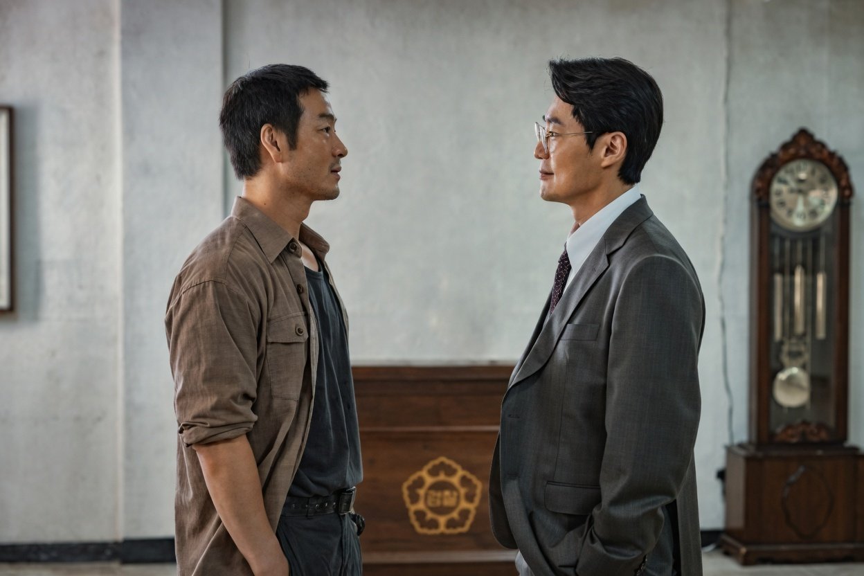 Dois atores sul-coreanos em um cena do thriller investigativo O Espantalho.