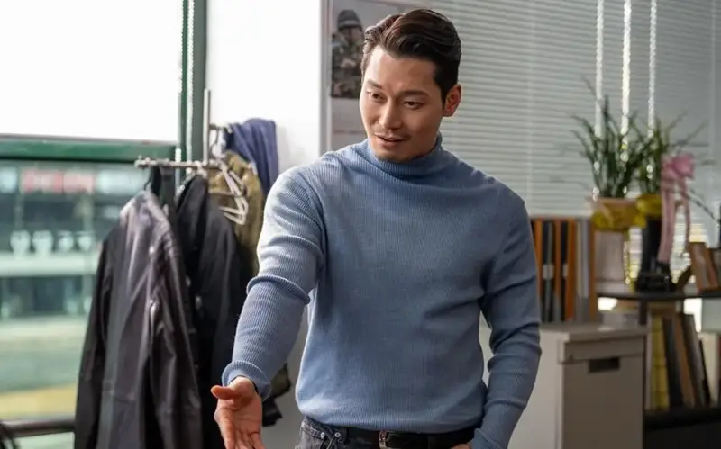 Park Hoon como Moon Gwang Mu, com expressão de dor e cansaço, apoiado em uma parede.