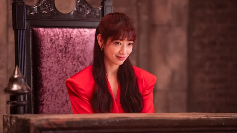 Park Shin-hye como a juíza Kang Bit-na possuída pelo demônio Justitia em cena do tribunal.