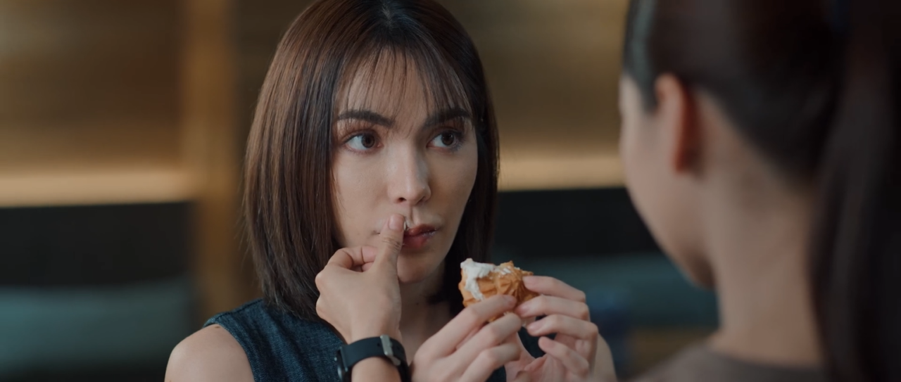 Duas atrizes asiáticas interagindo seriamente em um cenário de investigação criminal.