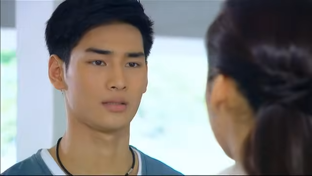 Um Apo Nattawin mais jovem, em uma cena diurna de novela.