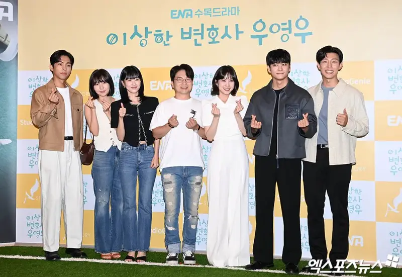 Park Eun-bin e Kang Tae-oh em cena romântica de Uma Advogada Extraordinária.
