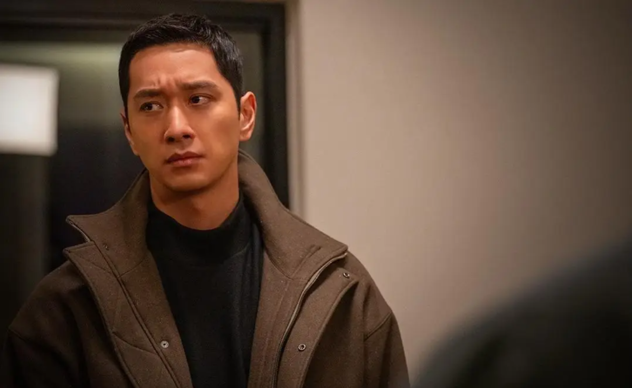 Hwang Chan Sung como Yun Tae Gum, com olhar de arrependimento e desespero, falando ao celular às escondidas.