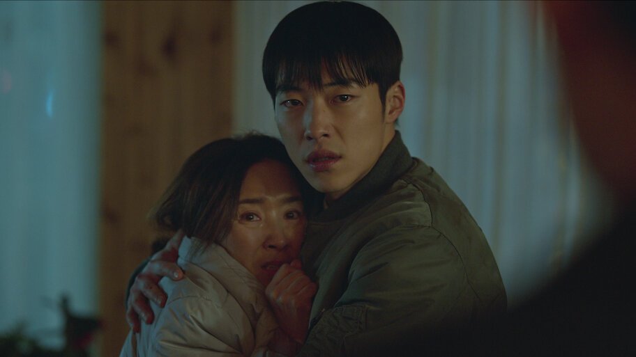mãe de Gun Woo com ele