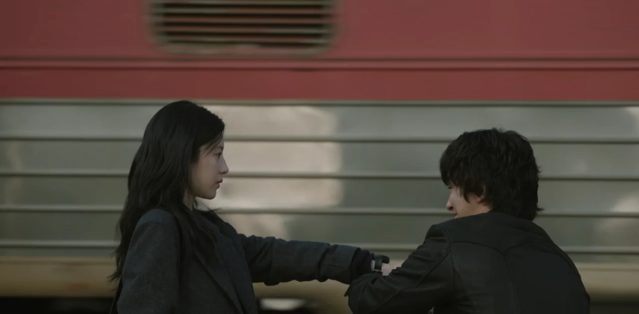 O ator Koo Kyo Hwan caracterizado como o aspirante a diretor Hwang Dong Man.